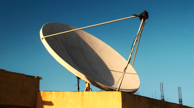 Antena parabólica de Movistar Plus+ instalada en un tejado para la recepción de televisión por satélite, tecnología afectada por la emisión de canales HD en calidad SD