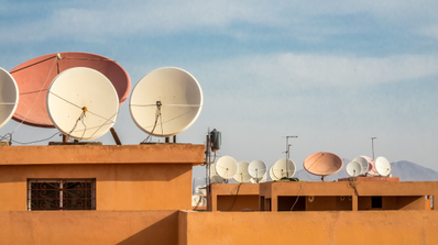 antenas parabólicas TDT sobre tejado edificios