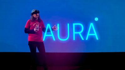 Chema Alonso, entonces Chief Digital Officer de Telefónica, presentando la plataforma de inteligencia artificial Aura durante el Mobile World Congress de 2017.
