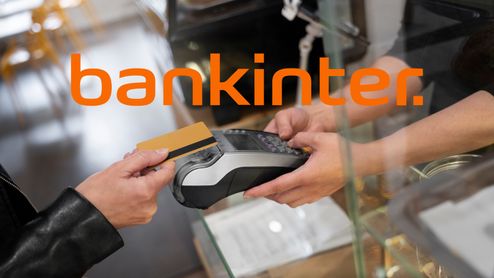 Cliente experimentando problemas al intentar realizar un pago con tarjeta Bankinter en un terminal TPV, ilustrando los fallos post-migración desde EVO Banco.'.