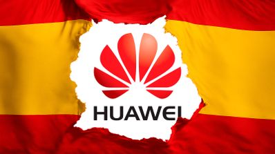 Bandera de España con un efecto de desgarro digital, representando la tensión geopolítica y de seguridad nacional causada por el contrato del Gobierno con Huawei.