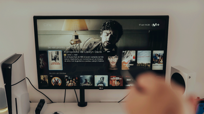 Interfaz de Movistar Plus+ mostrando un catálogo variado de series españolas icónicas, incluyendo las carátulas de Aquí no hay quien viva y Velvet