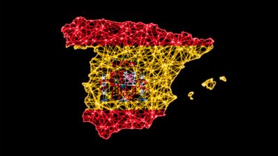 Mapa conceptual de España con líneas de luz que simbolizan la extensa red de fibra óptica conectando ciudades y zonas rurales.