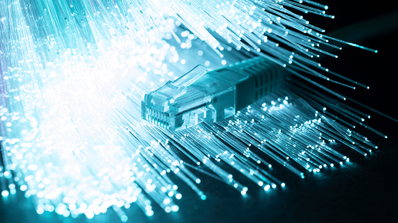 cable Ethernet con fibra óptica
