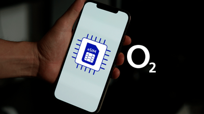 Ilustración de una tarjeta eSIM de O2 mostrada en la pantalla de un smartphone, en el contexto de la noticia sobre la sanción de la AEPD por fraude de eSIM Swapping