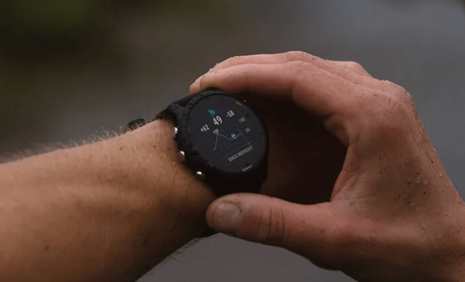 Reloj inteligente para running Garmin Forerunner 255 en color azul oscuro, mostrando la esfera con datos de actividad física