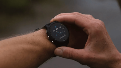 Reloj inteligente para running Garmin Forerunner 255 en color azul oscuro, mostrando la esfera con datos de actividad física
