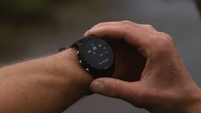 Reloj inteligente para running Garmin Forerunner 255 en color azul oscuro, mostrando la esfera con datos de actividad física
