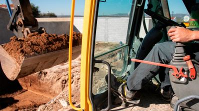 Excavadora abriendo una zanja en la autovía A-5 a la altura de Pozuelo, lugar donde se seccionó el cable troncal de fibra de Movistar el 07/07/2025.