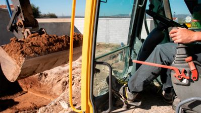 Excavadora abriendo una zanja en la autovía A-5 a la altura de Pozuelo, lugar donde se seccionó el cable troncal de fibra de Movistar el 07/07/2025.