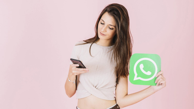 Una mujer compartiendo estados desde su móvil Android
