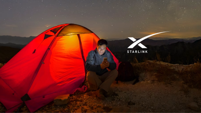 hombre acampando con móvil y logo Starlink