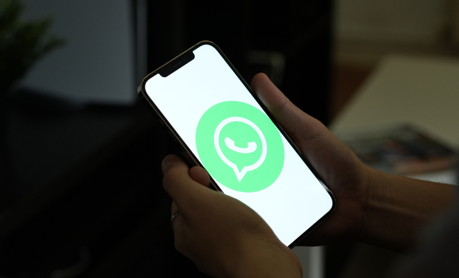 imagen móvil con logo WhatsApp