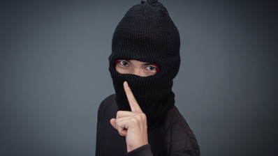 Ilustración de un delito de hurto, uno de los 7 tipos de denuncia que se pueden presentar online ante la Guardia Civil