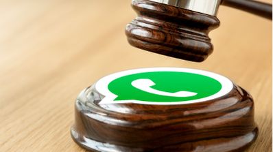 Mazo de juez sobre el logo de WhatsApp, simbolizando el cambio de jurisprudencia del Tribunal Supremo sobre la validez de las capturas como prueba en juicios.