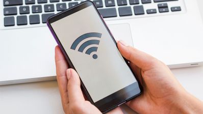 Móvil mostrando una conexión WiFi estable y de alta velocidad en un entorno doméstico
