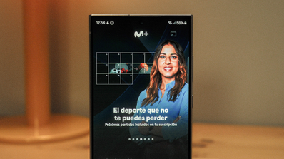 Smartphone mostrando la página de inicio de Movistar Plus+ tras la reestructuración directiva de 2025