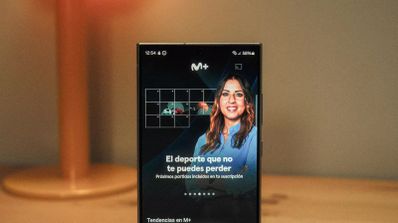 Aplicación Movistar Plus+ en un smartphone mostrando la interfaz de un partido de fútbol en directo, en el marco de la promoción de verano