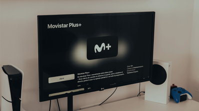 Interfaz de la aplicación Movistar Plus+ en un televisor Smart TV, mostrando el menú principal de canales y contenidos disponibles para el servicio de streaming