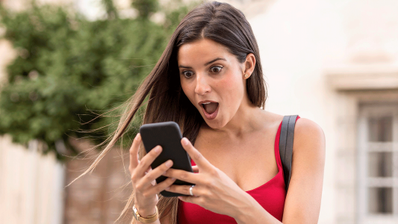Mujer mirando su smartphone con expresión de preocupación, ilustrando los riesgos de privacidad al compartir datos de salud con aplicaciones móviles