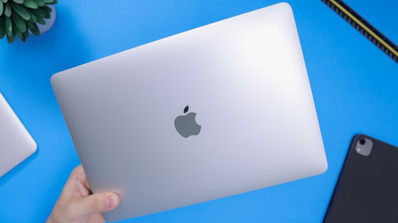 ordenador MacBook Air con logo Apple