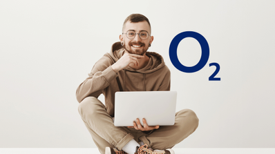 Ilustración de un usuario de O2 Cloud en su ordenador portátil encontrando un error al intentar subir un archivo de gran tamaño.