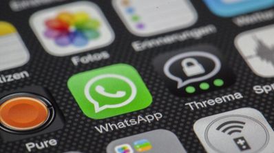 Icono de WhatsApp en un móvil iOS