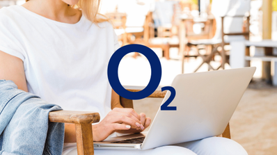 Una persona utilizando un ordenador portátil para consultar las tarifas de fibra para segunda residencia en la página web de O2