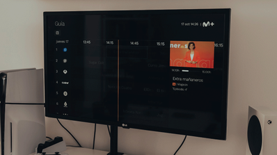 Guía de canales de Movistar Plus+ mostrando la parrilla de programación en un televisor, con los logos de los canales visibles