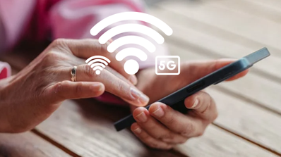 símbolo Baby WiFi o conectividad dual con foto de persona usando el móvil
