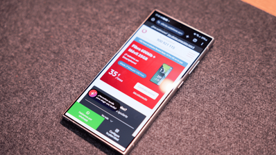 Pantalla de un smartphone con la aplicación Vodafone TV abierta, mostrando los logos de los canales Buenviaje en el dial 22 y Warner TV en el dial 23, disponibles gratis en julio de 2025.