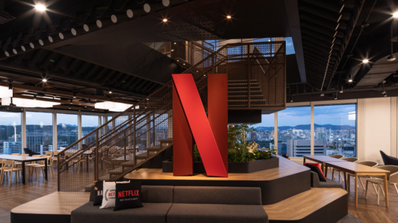 Fachada de las oficinas centrales de Netflix en Los Gatos, California, representando a la compañía de streaming