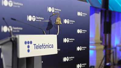 Stand corporativo de Telefónica en el Mobile World Congress, mostrando sus avances en tecnología 5G y fibra óptica