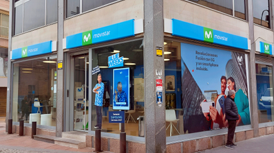 Fachada de una tienda oficial de Movistar en una calle de España, con carteles promocionales de la campaña Blue Weeks en el escaparate
