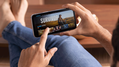 Usuario frustrado viendo su smartphone con un icono de carga o buffering sobre la pantalla, representando los problemas de calidad de streaming en Simyo
