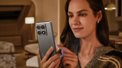 Una mujer apreciando la pantalla del Xiaomi 14T Pro de 6,67 pulgadas