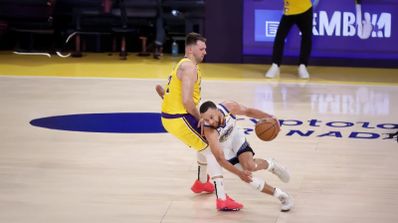 Balón de baloncesto oficial de la NBA siendo disputado en un partido
