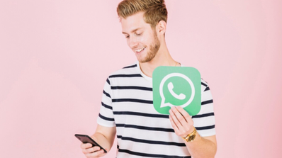 Un joven reenviando mensajes con la nueva función de WhatsApp