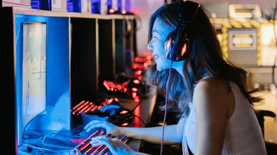 Una chica gamer pasándolo bien con un juego