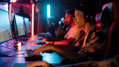 Un chico jugando online en un cibercafé especializado en gaming