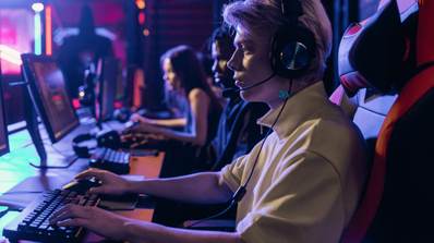 Un chico jugando online en un juego gratis multijugador