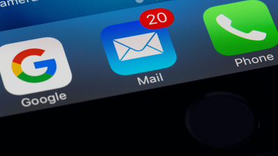 El icono de correo electrónico en un móvil