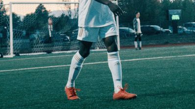Un jugador de fútbol con uniforme blanco.