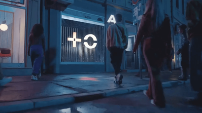 El logo de MasOrange en una campaña de publicidad