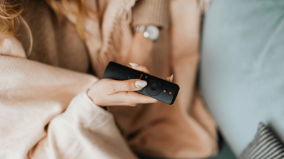 Una mujer utilizando el mando de Fire TV