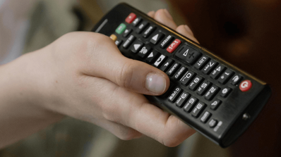 Cambiando de canal con el mando de la televisión