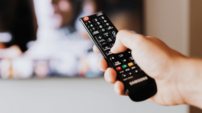 Cambiando de canal usando un mando a distancia de Samsung