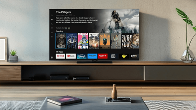 Persona cambiando los ajustes de imagen en una Smart TV Samsung moderna con el mando a distancia SolarCell