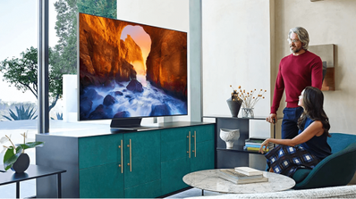 Una pareja utilizando una Smart TV de Samsung