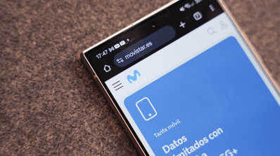 Pantalla de un smartphone mostrando la página oficial de la oferta de Movistar con fibra, dos líneas móviles y fútbol por 45 euros al mes